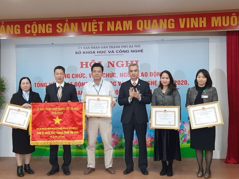 Thành ủy viên, Giám đốc Sở KH&CN Nguyễn Hồng Sơn trao khen thưởng cho các tập thể, cá nhân