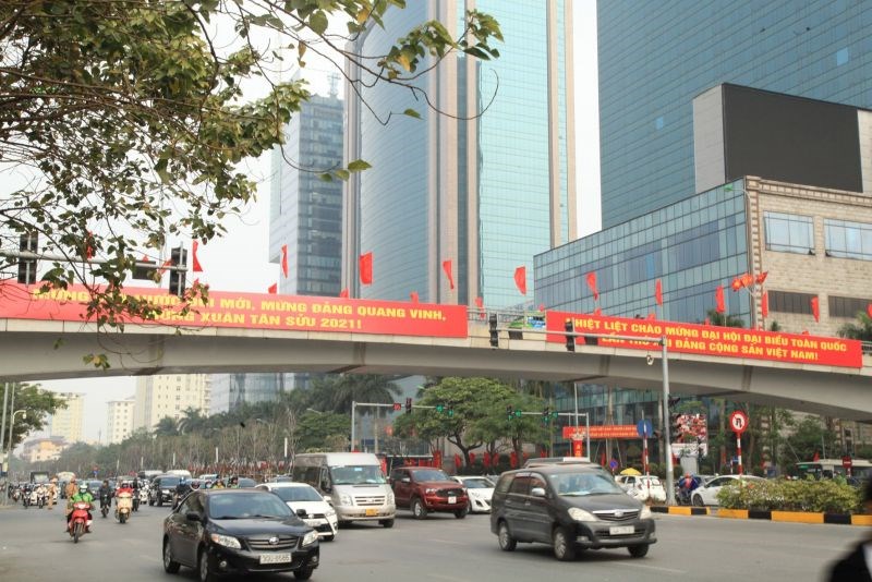 Đường phố Hà Nội vui tươi hơn trong sắc đỏ