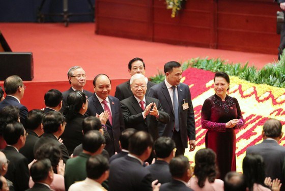 Tổng Bí thư, Chủ tịch nước Nguyễn Phú Trọng cùng các đồng chí lãnh đạo tiến vào hội trường để tiến hành phiên họp trù bị Đại hội XIII của Đảng.