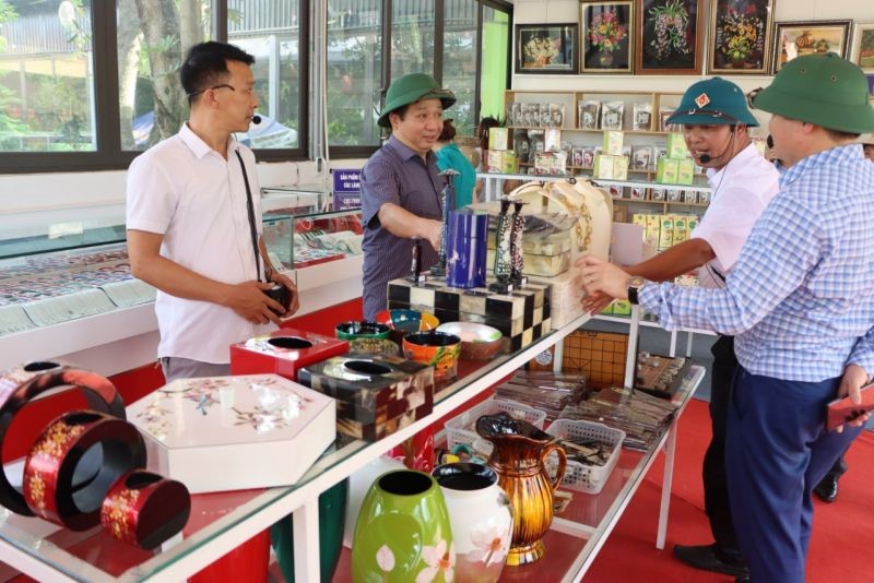Ông Nguyễn Văn Chí cùng đoàn công tác thăm quan tại Nhà trưng bày và giới thiệu sản phẩm làng nghề tại xã Hồng Vân, huyện Thường Tín