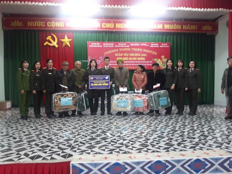 Đoàn từ thiện trao quà cho các hộ nghèo tại Hà Giang