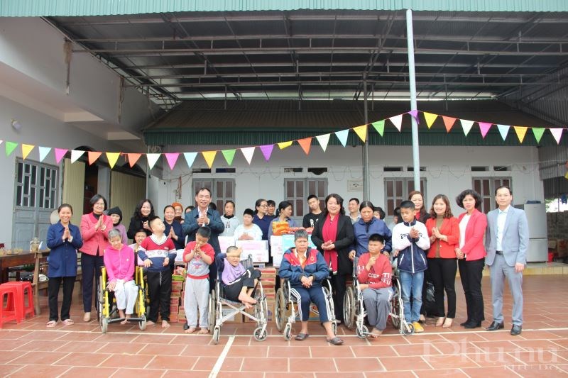 Đoàn công tác của Hội LHPN Hà Nội cùng các nhà hảo tâm thăm, tặng quà Mái ấm Thánh Tâm nhân dịp Tết Tân Sửu 2021.