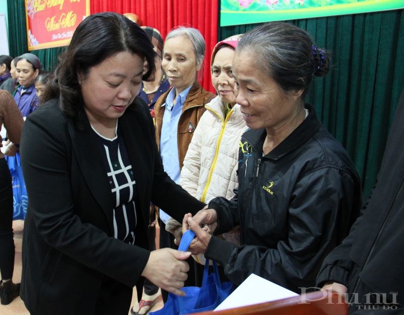Đồng chí Nguyễn Thị Thu Thủy tặng quà cho phụ nữ công giáo có hoàn cảnh khó khăn tại xã , huyện Mỹ Đức.
