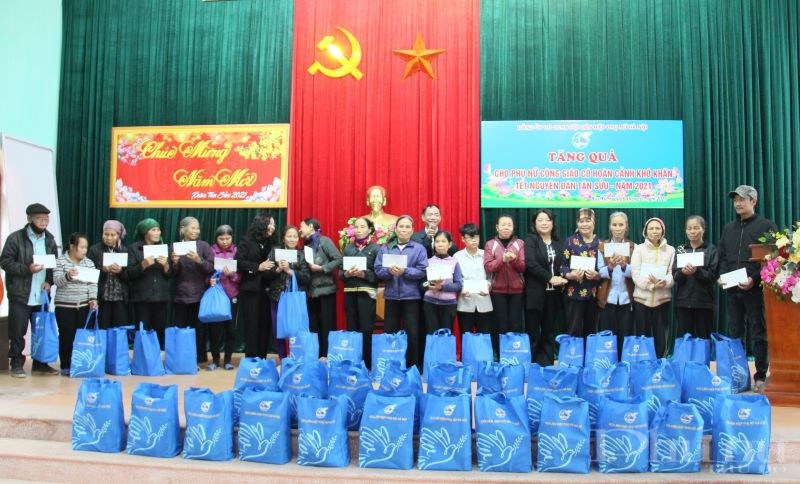 Đoàn công tác trao tặng quà Tết cho phụ nữ công giáo có hoàn cảnh khó khăn tại xã Xuy Xá.