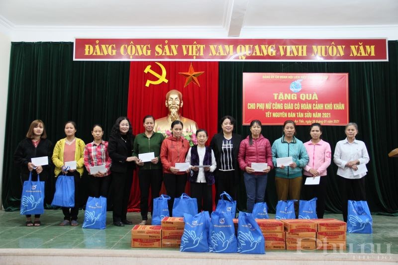 Đoàn công tác của Đảng ủy Hội LHPN Hà Nội tặng quà cho phụ nữ công giáo có hoàn cảnh khó khăn tại xã Tuy, huyện Mỹ Đức.