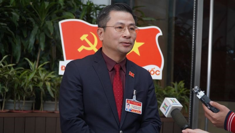 Đại biểu Nguyễn Phi Thường, Thành ủy viên, Chủ tịch Liên đoàn lao động trả lời phỏng vấn của báo chí về kỳ vọng vào Đại hội XIII