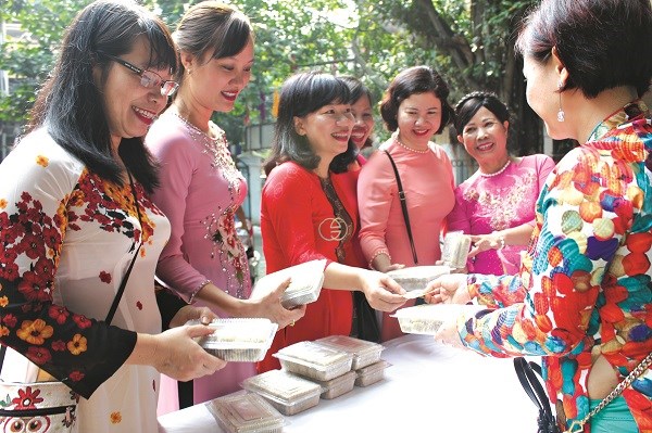 Hội viên phụ nữ phường Tương Mai, quận Hoàng Mai giới thiệu thực phẩm an toàn do chị em phụ nữ chế biến sản xuất