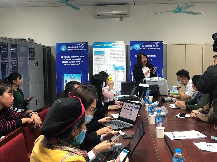 Cán bộ BHXH Thành phố Hà Nội hướng dẫn người lao động cài đặt ứng dụng VssID.