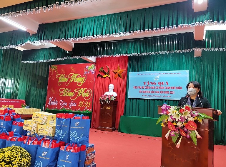 Đồng chí Nguyễn Thị Thu Thủy - Phó Chủ tịch Thường trực Hội LHPN Hà Nội phát biểu tại  buổi trao quà