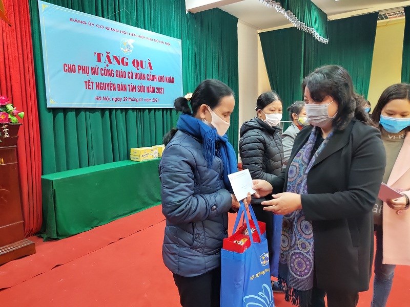 Đồng chí Nguyễn Thị Thu Thủy - Phó Chủ tịch Hội LHPN Hà Nội trao quà cho phụ nữ công giáo có hoàn cảnh khó khăn