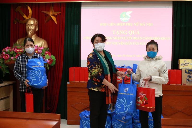 Đ/c Nguyễn Thị Thu Thủy (đứng giữa) trao quà cho phụ nữ nhập cư phường Phúc Tân (quận Hoàn Kiếm)