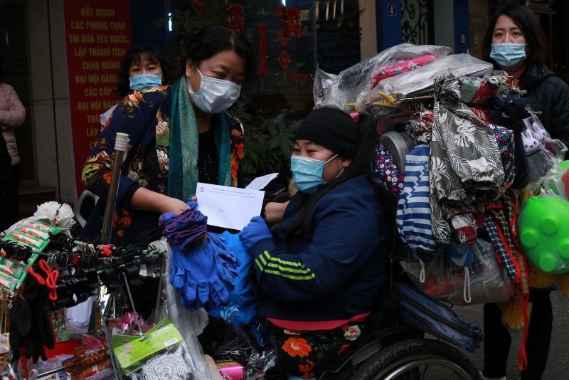 Đ/c ân cần thăm hỏi và tặng quà chị Cao Thị Loan (quê Nghệ An), phụ nữ khuyết tật làm nghề bán hàng rong trên phường Phúc Tân