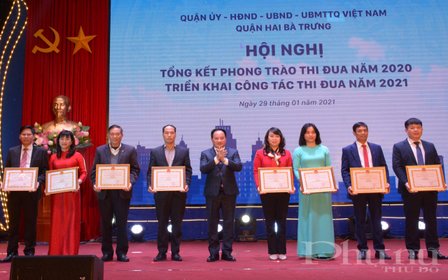 Lãnh đạo quận Hai Bà trưng trao bằng khen tặng các cá nhân tiêu biểu.