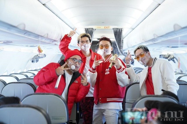 Các chàng trai Da LAB công bố ca khúc mới trên chuyến bay Vietjet - ảnh 2