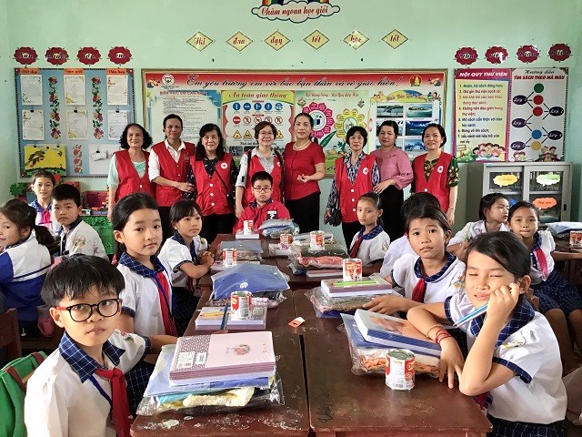 Chi hội Tán trợ Chữ thập đỏ phường Nghĩa Tân trong chuyến thiện nguyện tại trường TH Triệu An (Quảng Trị)