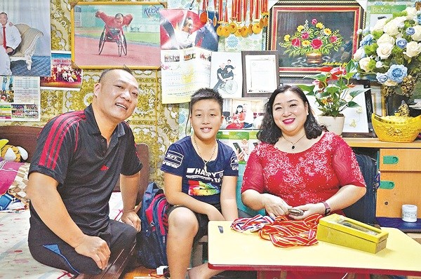 Gia đình hạnh phúc của chị Kiên, anh Thức và con trai Tuấn Anh (Ảnh: NVCC)