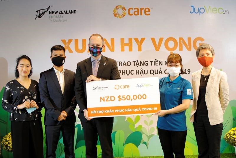 Đại diện Đại sứ quán New Zealand tại Việt Nam và tổ chức CARE Quốc tế tại Việt Nam trao tiền hỗ trợ cho các công nhân giúp việc gia đình