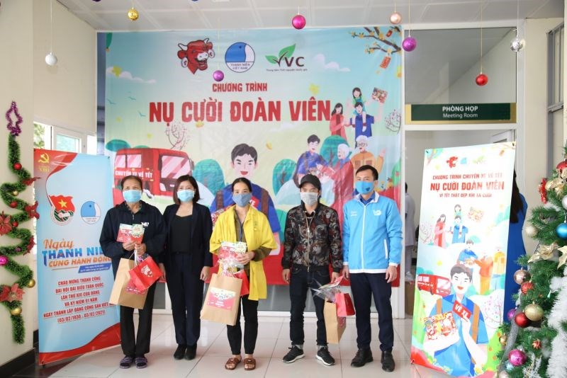 Từ ngày 3-8/2 sẽ tặng 800 vé xe, 800 phần quà tết cho người dân nghèo đang sống, làm việc và chữa bệnh tại Hà Nội, TP.HCM.