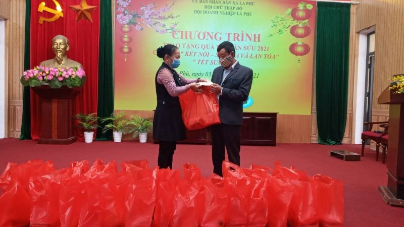 Bà Nguyễn Thị Nga, Chủ tịch Hội Chữ thập đỏ xã La Phù bàn giao quà cho các thôn để trao tặng cho các gia đình chính sách, hộ nghèo