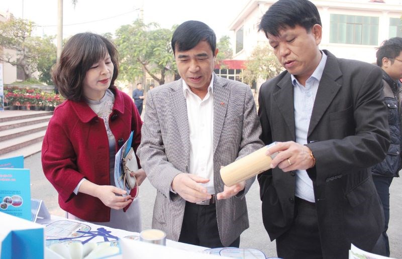 Chị Nguyễn Thị Thanh Tâm – nguyên Chủ tịch Hội LHPN huyện Đông Anh giới thiệu các sản phẩm thân thiện với môi trường cho các đại biểu.