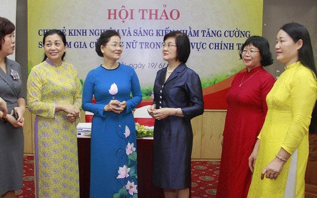 Phó Chủ tịch Hội LHPN VN Trần Thị Hương (áo dài xanh) chia sẻ với các đại biểu tham dự Hội thảo chia sẻ kinh nghiệm và sáng kiến nhằm tăng cường sự tham gia của nữ giới trong lĩnh vực chính trị