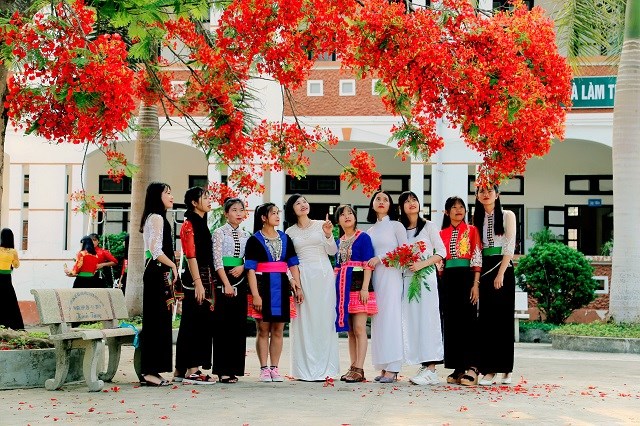 Cô giáo Oanh (áo dài trăng đứng giữa) cùng các học sinh trường THPT Thanh Nưa, Điện Biên
