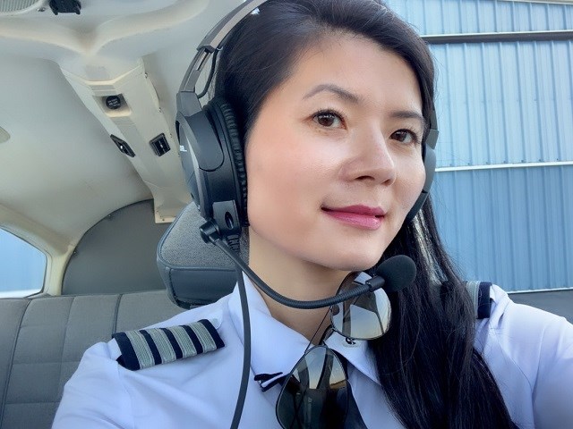 Nữ phi công gốc Việt: Khát khao chinh phục bầu trời - ảnh 1