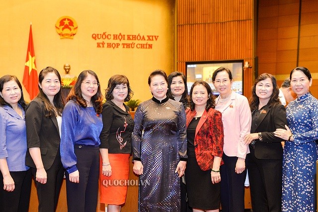 Chủ tịch Quốc hội Nguyễn Thị Kim Ngân và các nữ đại biểu bên lề phiên thảo luận tại kỳ họp thứ 9, Quốc hội khóa XIV sáng 15/6/2020