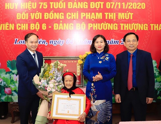 Phó Bí thư Thường trực Thành ủy Hà Nội Nguyễn Thị Tuyến trao Huy hiệu 75 năm tuổi Đảng cho đảng viên Phạm Thị Mứt.