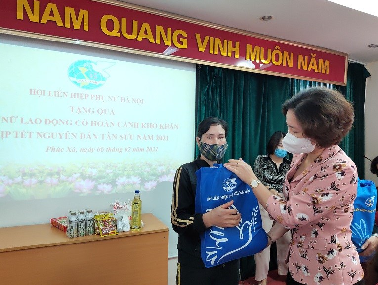Đồng chí Lê Kim Anh - Thành ủy viên - Chủ tịch Hội LHPN Hà Nội tặng quà cho nữ lao động nhập cư