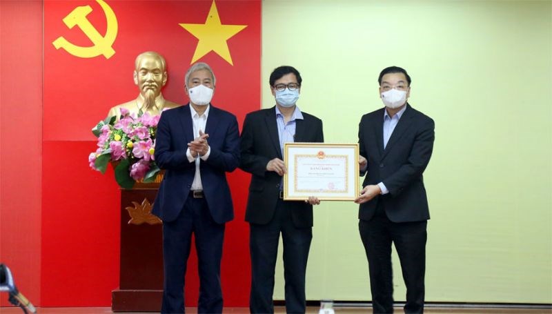 Chủ tịch UBND thành phố Chu Ngọc Anh tặng Bằng khen cho tập thể Trung tâm Kiểm soát bệnh tật Hà Nội.
