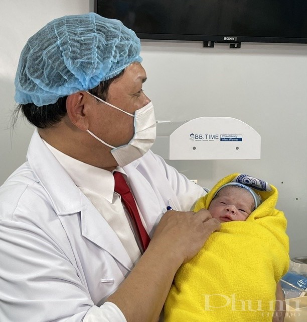 PGS.TS Trần Danh Cường - Giám đốc BV Phụ sản Trung ương là người trực tiếp đỡ đẻ cho các thai phụ vào thời điểm Giao thừa.