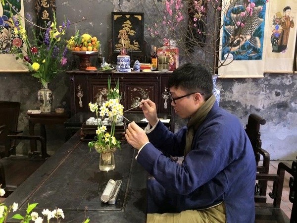 Anh Lê Hồng Quang chỉnh dáng hoa thủy tiên tại Đình Kim Ngân. Ảnh: VGP/Diệp Anh