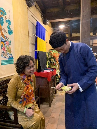 Anh Lê Hồng Quang hướng dẫn gọt củ hoa thủy tiên tại Ngôi nhà Di sản. Ảnh: VGP/Diệp Anh