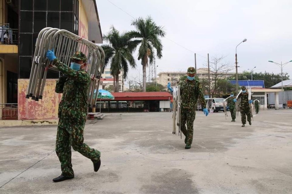 Các chiến sĩ của Bộ chỉ huy Quân sự tỉnh Hải Dương đang vận chuyển các giường bệnh.