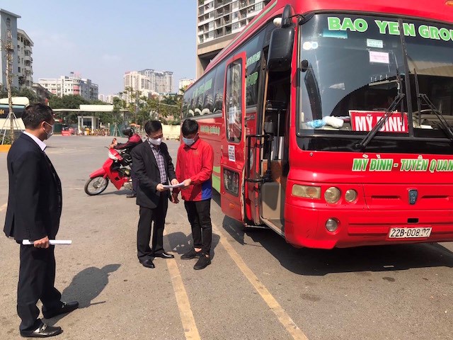 Phó Trưởng phòng Quản lý Vận tải, Sở GTVT Hà Nội Nguyễn Tuyển kiểm tra danh sách hành khách tại Bến xe Mỹ Đình