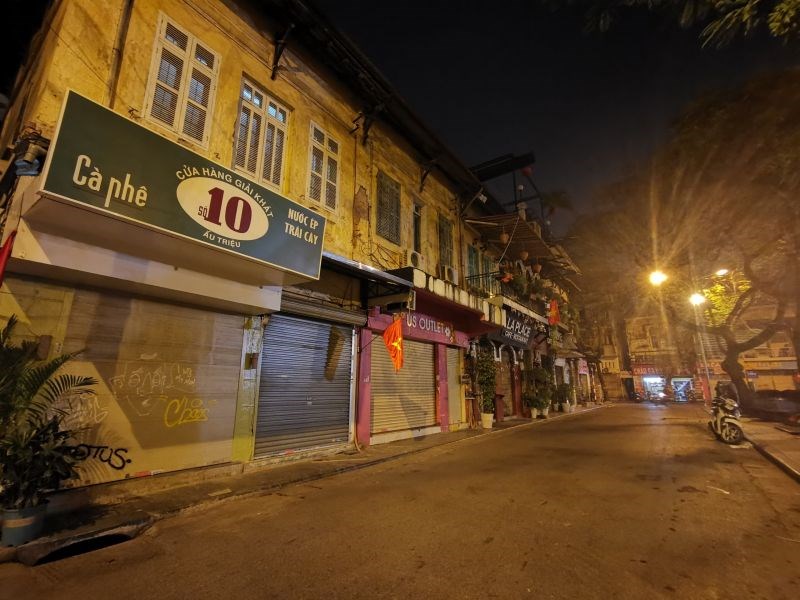 Đường phố, quán xá Hà Nội vắng lặng trong ngày đầu triển khai thực hiện việc đóng cửa