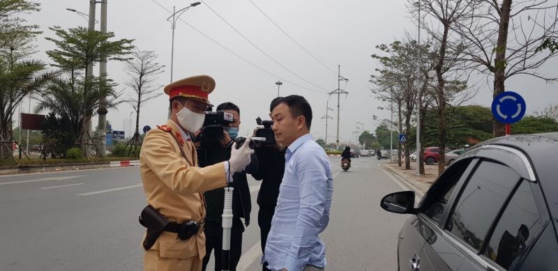 Cán bộ CSGT thông báo cho lái xe Nguyễn Văn Minh về nồng độ cồn là 0,192 mg/lít khí thở