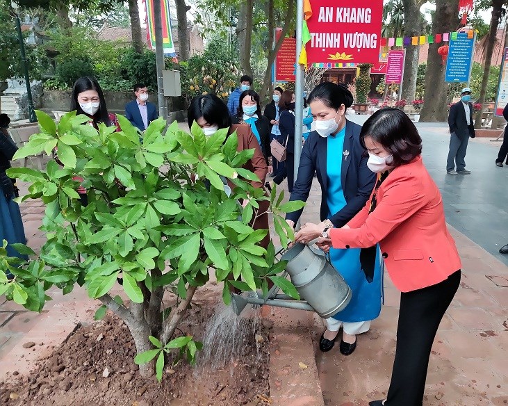 Các đại biểu lãnh đạo Trung ương Hội LHPN Việt Nam, lãnh đạo TP Hà Nội  trồng và tưới cây lộc vừng hưởng ứng Tết trồng cây- Phụ nữ vun trồng tương lai