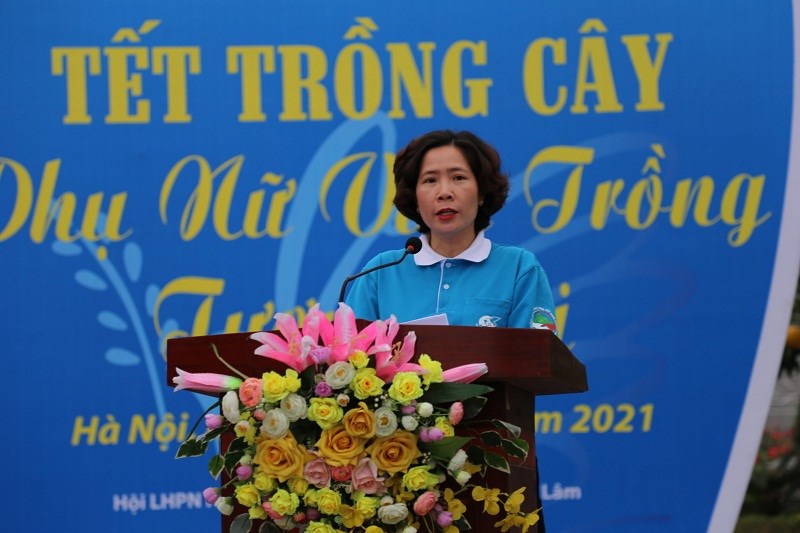 Đồng chí Lê Kim Anh - Thành ủy viên, Chủ tịch Hội LHPN Việt Nam phát biểu hưởng ứng 