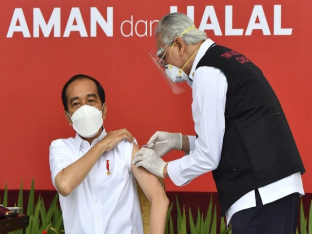 Tổng thống Indonesia, Joko Widodo tiêm vaccine Covid-19.
