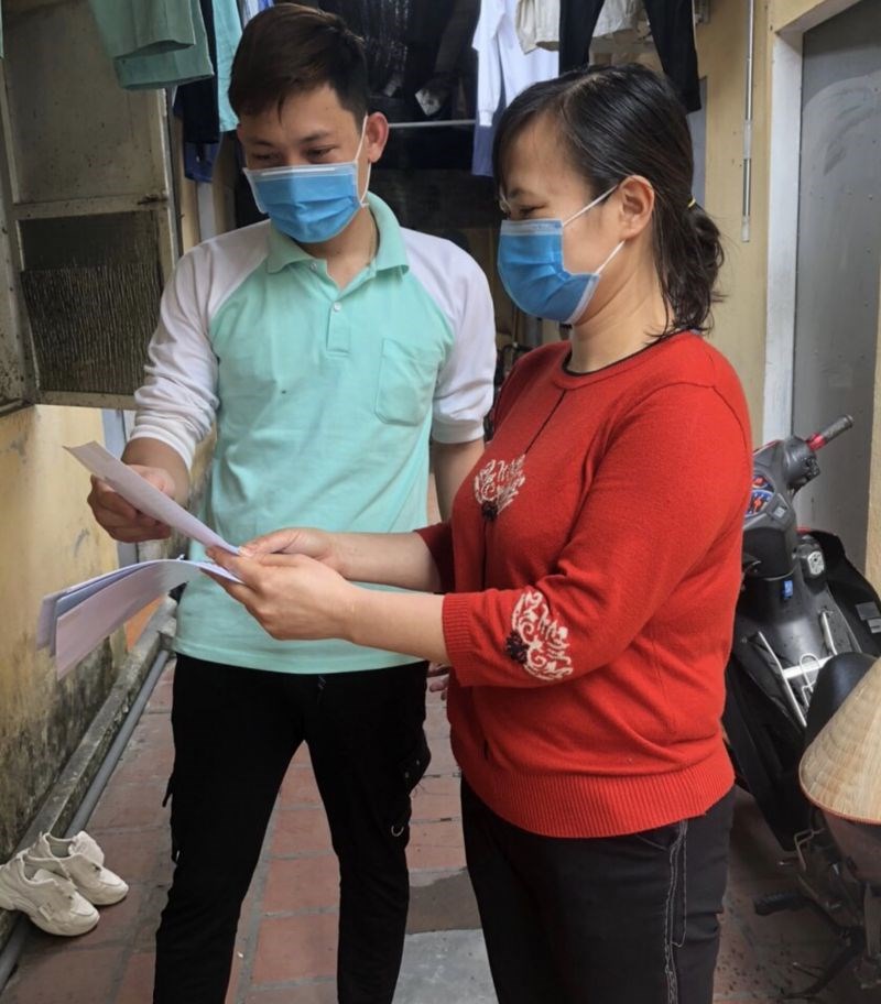 Phát tờ khai y tế cho công nhân khu CN Thăng Long, xã Kim Chung, huyện Đông Anh