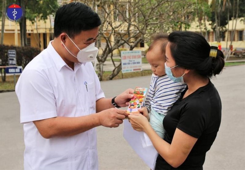 Ông Nguyễn Văn Kiên, Chủ tịch UBND TP Chí Linh tặng quà cho bệnh nhân.