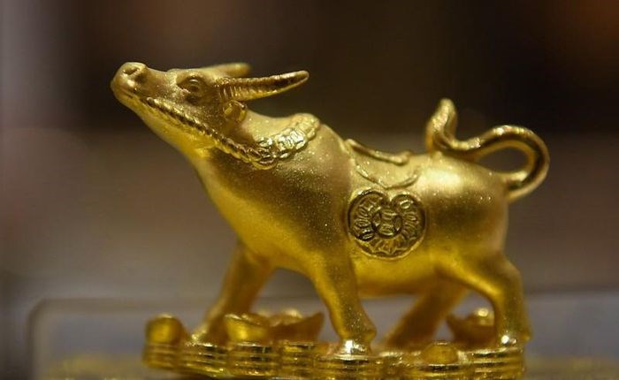 Dịp vía Thần Tài năm Tân Sửu này, nhiều sản phẩm vàng và mạ vàng được tung ra thị trường, trong đó linh vật trâu vàng được nhiều người tìm mua.