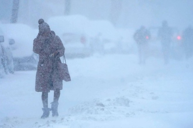 Người dân quay cuồng giữa cơn bão tuyết trắng xóa ở thành phố Jersey, bang Jersey.