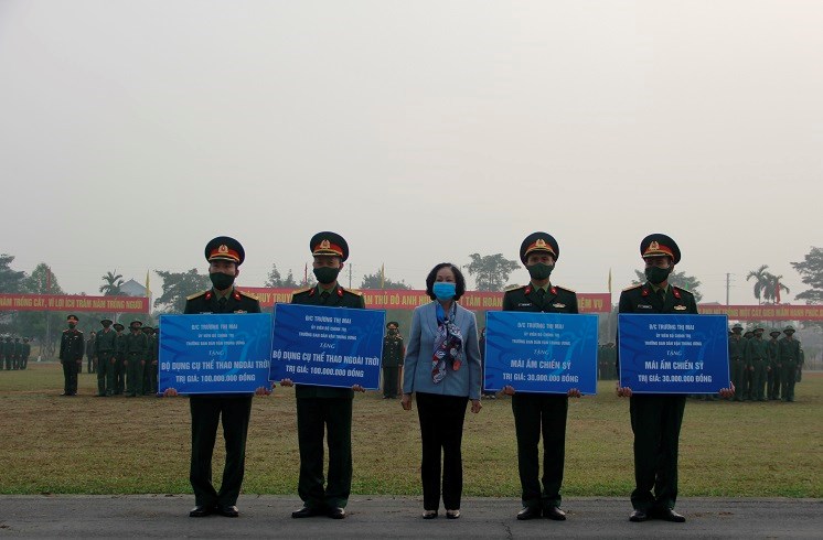 Đồng chí Trương Thị Mai, Ủy viên Bộ Chính trị, trưởng ban Dân vận Trung ương, trao quà cán bộ, chiến sỹ trung đoàn Bộ Binh cơ giới 102 và Trung đoàn Bộ binh 141