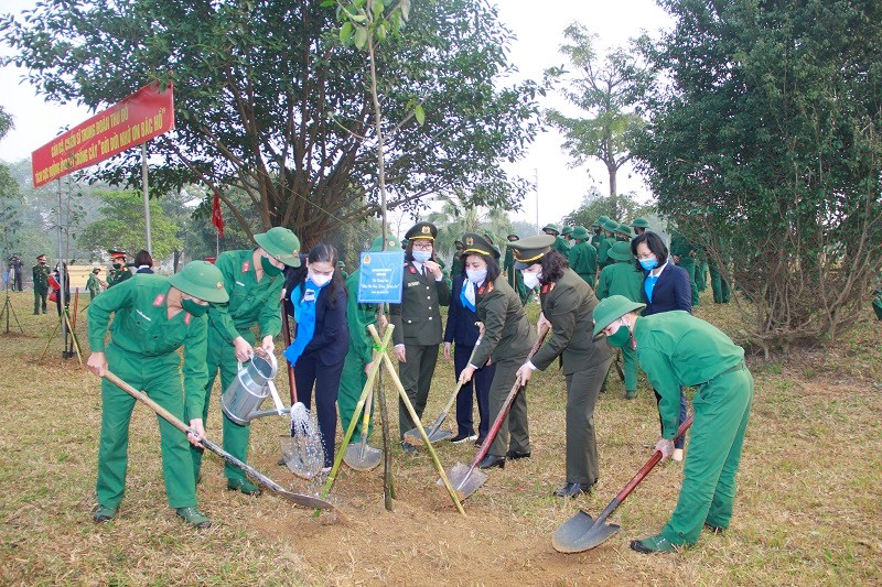 Tết trồng cây được tổ chức trang trọng tại Trung đoàn Thủ đô – nơi có tiểu đoàn em nuôi Bình Ca của Hội LHPN Việt Nam, tiếp tục khẳng định tình đoàn kết “quân với dân một ý chí”