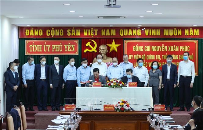 Thủ tướng Nguyễn Xuân Phúc chứng kiến lễ ký kết hợp tác phát triển Cảng hàng không Tuy Hòa giữa Hãng hàng không Vietjet với UBND tỉnh Phú Yên Ảnh: Thống Nhất/TTXVN