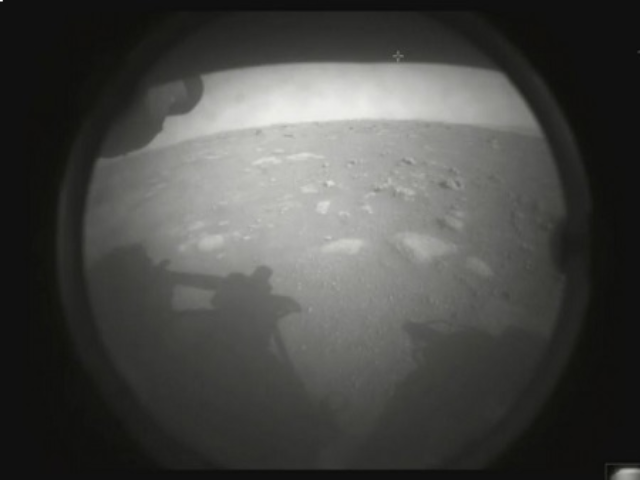 Tàu Perseverance gửi về những hình ảnh đen trắng từ bề mặt sao Hỏa, cho thấy bóng của con tàu đổ trên bãi đá hoang vắng mà nó đáp xuống.