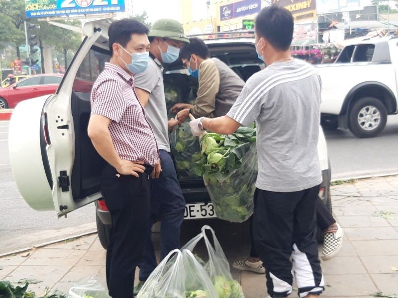 Người dân hưởng ứng mua rau do nhóm tình nguyện bán ở điểm 136 Hồ Tùng Mậu